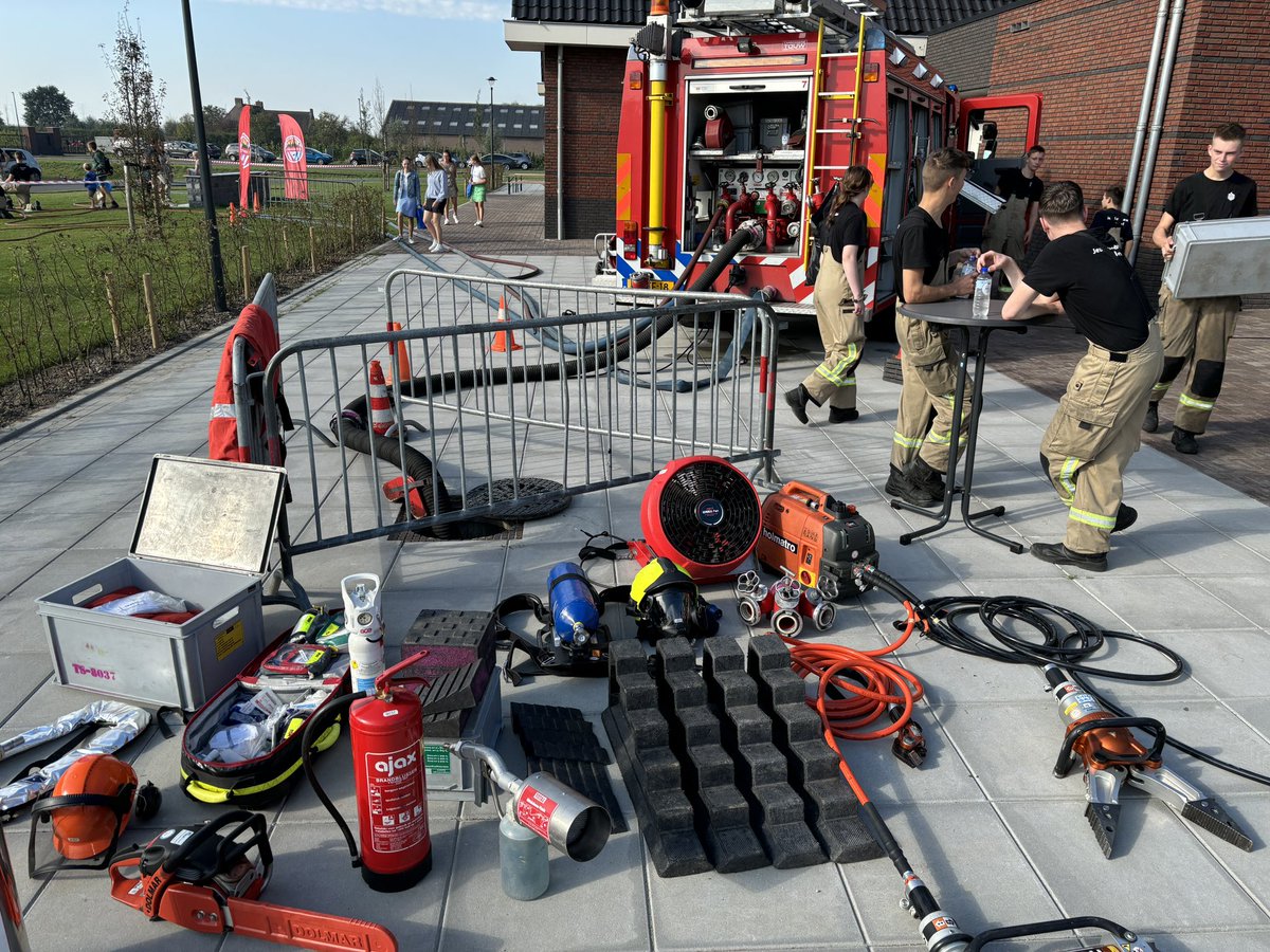 Lampertje's tweet photo. Vandaag @JBRWzeelandGoes bij opening kerk Yerseke💪🏻🚒 https://t.co/YlX5dXN6dp