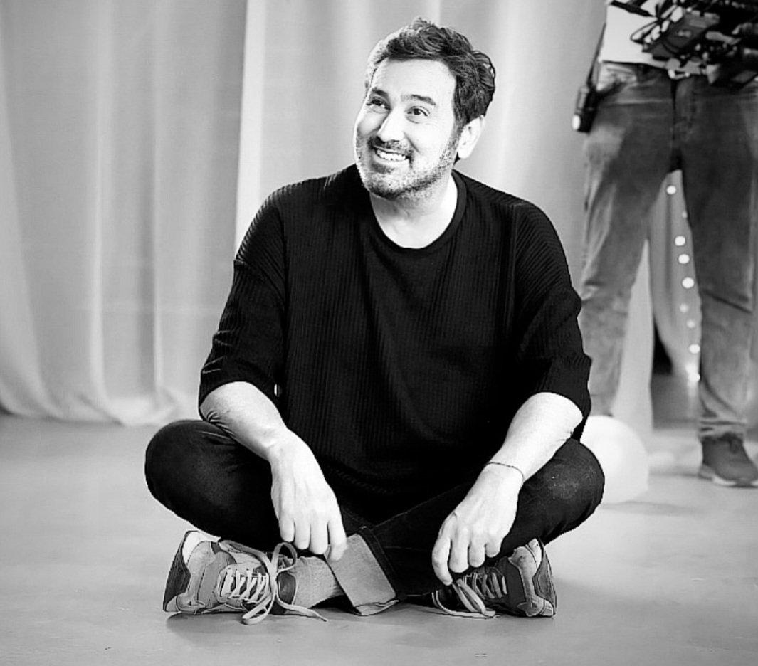 Doya doya gülüp eğlenmenin,dostluğun, sevginin, özgürlüğün, çocukluğun bambaşka olduğu; şu anki gençlerin anlayamayacağı çok güzel yıllardı 90' lar... O günleri anımsardın, O nu dinlerken... 
İyiler erken veda ediyor... 🥀
Mekanın cennet olsun 🙏
#metinarolat