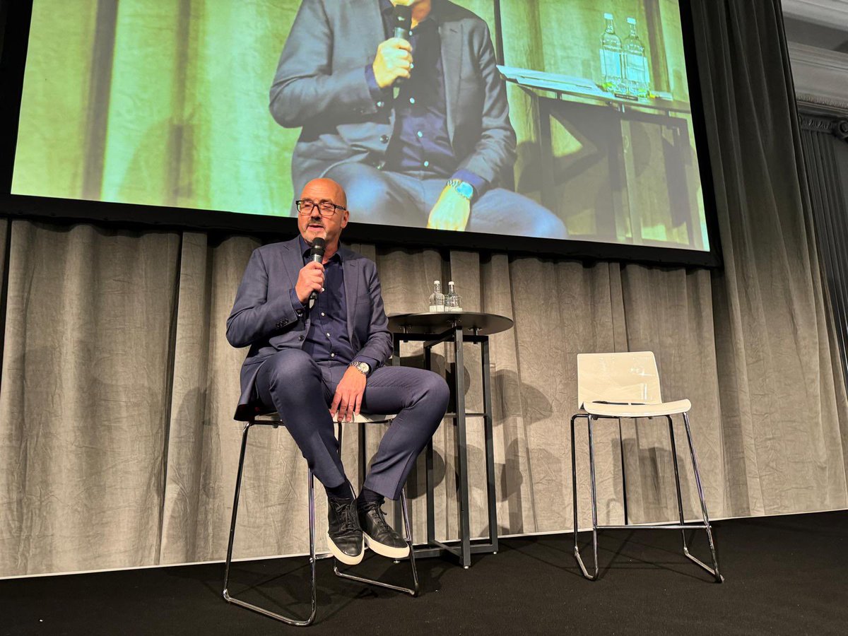 Always great to go into a football weekend after hosting a lunch with #HarryRedknapp.

6 decades in football, stories galore &amp; at 77 more energy than a 20 year old

Thanks <a href="/pteventsinfo/">PT Events</a> &amp; to everybody at <a href="/JWMarriott/">JW Marriott Hotels</a> #GrosvenorHouseHotel 

#AnAudienceWithHarryRedknapp