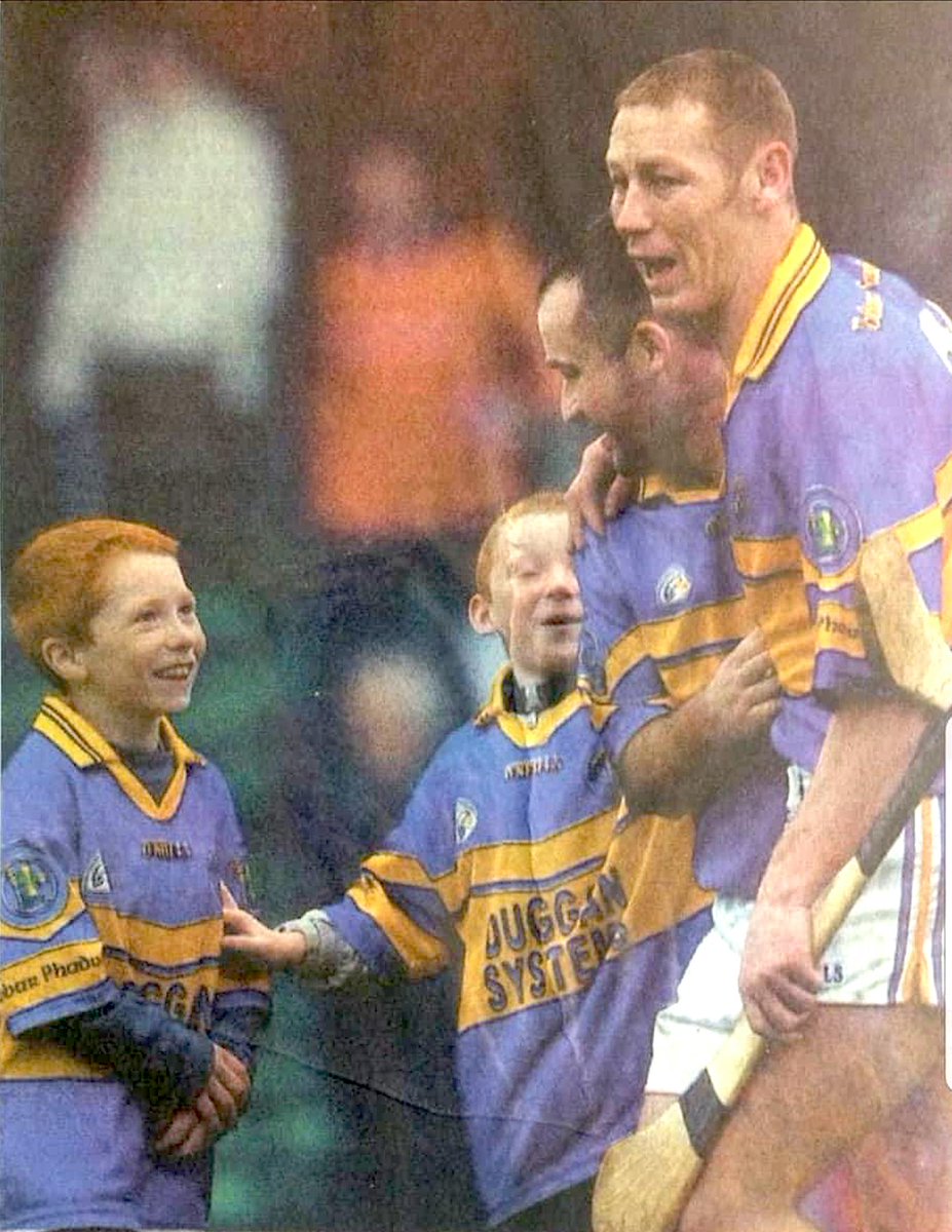 LimerickFanPage's tweet image. A young, smiling Cian Lynch looks on in fond admiration at his uncle Ciarán Carey as Patrickswell celebrate their victory over Mount Sion in the Munster club hurling championship at the Gaelic Grounds on November 16th. 2003. @officialgaa @CrokePark @patrickswellgaa