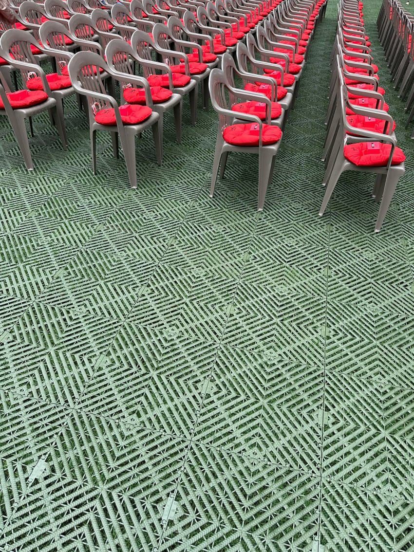 danieun_'s tweet image. iu just don’t care abt revenue, like she just wants to give everyone the best concert experience. like wdym u get free cushions, binoculars, well-managed merch selling, grass mats to address the complaints, &amp;amp; even trash bags for everyone who lives around the venue 😭