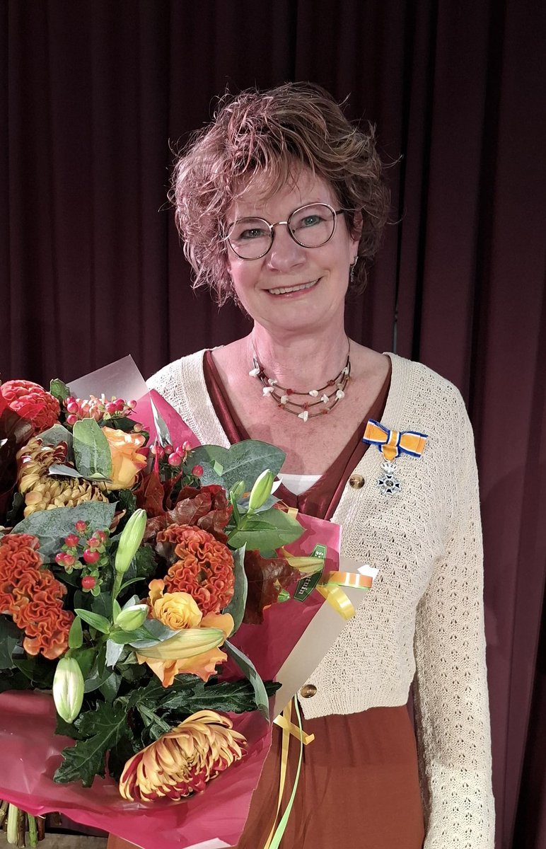 EikoSmid's tweet photo. Van harte gefeliciteerd Marleen Boone van Uden uit Berlicum @gem_StmGestel; voor ál jouw diverse maatschappelijke inspanningen mocht ik je namens Zijne Majesteit decoreren met het Lidmaatschap in de Orde van Oranje Nassau. 🎖️
#huifbed #Meierij #mantelzorg #collectes @Cellozorg https://t.co/SsZn42jo0m