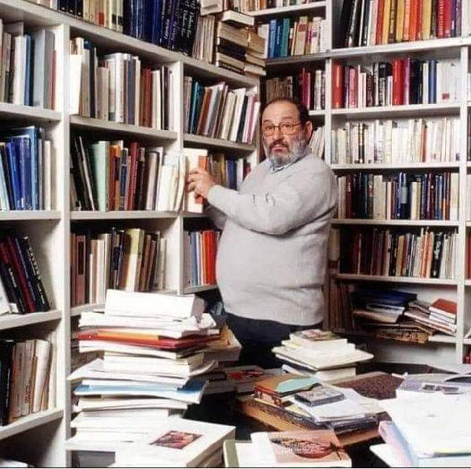 ItzaCherbonneau's tweet photo. Umberto Eco, que poseía 50,000 libros, dijo lo siguiente sobre las bibliotecas domésticas:
"Es una tontería pensar que tienes que leer todos los libros que compras, como es una tontería criticar a quienes compran más libros de los que jamás podrán leer. Sería como decir que https://t.co/Wz7mYW8YkF