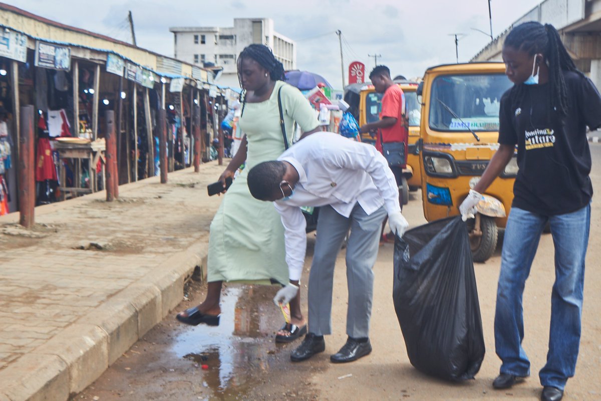 SalmanOpeyemi11's tweet photo. Also, celebrating #WorldCleanUp day with @SustyVibes within the street of Ilorin City, Nigeria.

Proud to have partaken in this sustainable development towards ensuring a clean and green environment for all.

#WorldCleanUp 
#SustyVibes
#SDGs https://t.co/9IEspvF1pI