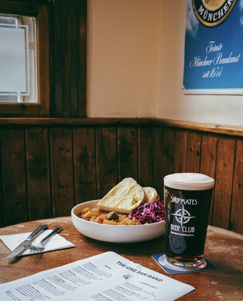 Theshipandmitre's tweet photo. It’s finally the weekend 🥳🤩
We’re open from 11am until midnight tonight serving fab pints, ciders & spirits!
The kitchen is open 12-9pm with delicious food 😋
Come down and see us soon! 👋🏻
#liverpool #liverpoolpub #scouse #supportlocal #liverpoolbars #shipandmitreliverpool https://t.co/NOPWfH8BA9