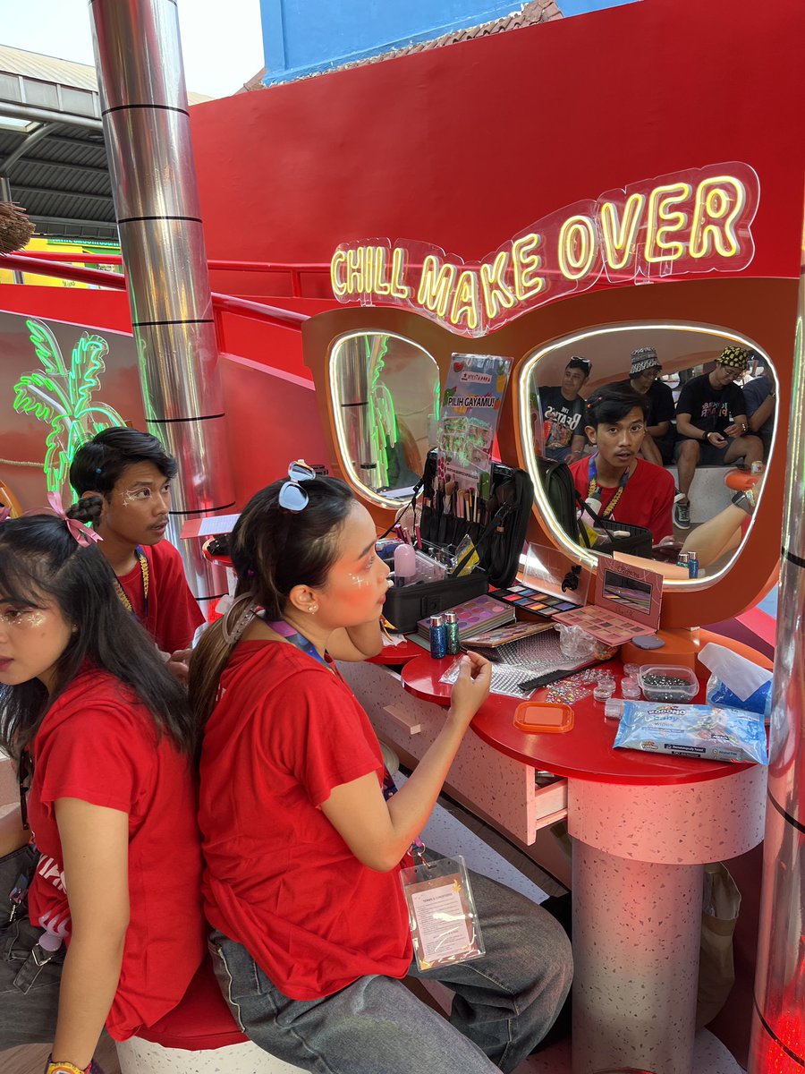 Makeup-an santai dulu di booth Bintang, baru lanjut party. Tempat paling chill di tengah festival #BintangBerpestapora2024
