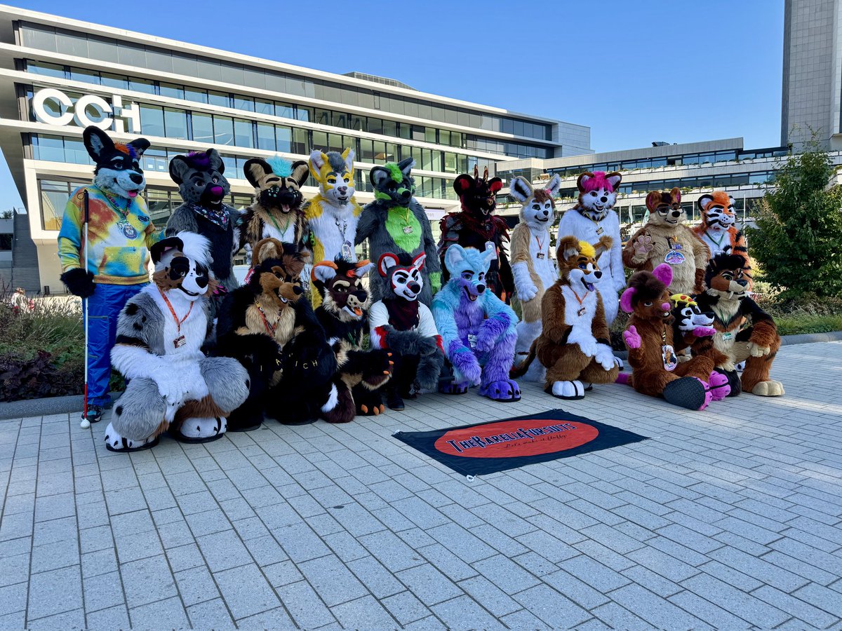 A huge thanks to everyone who participated and helped during the family group photo. You are all loved dearly ❤️

(Pic by <a href="/SnukTheKobold/">Snuk</a>)
#Eurofurence28 #thekareliafursuits