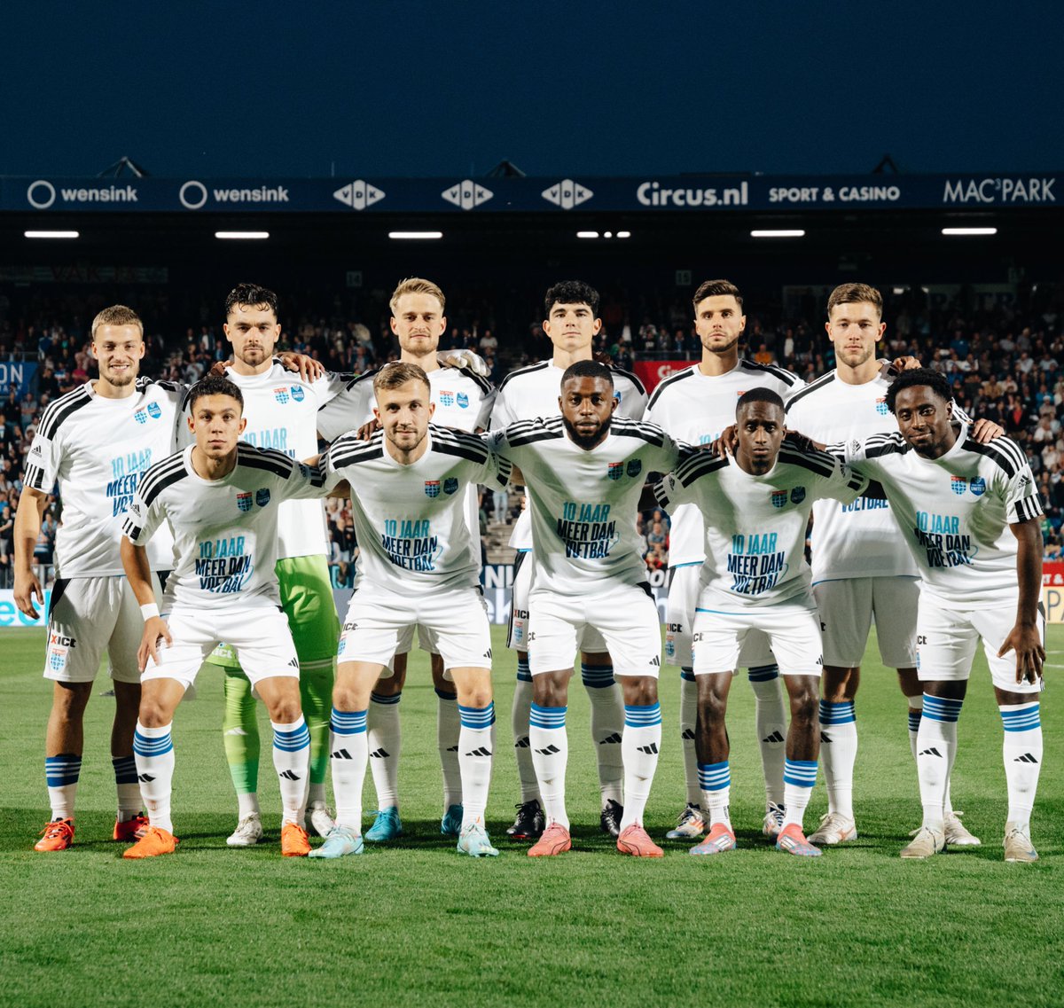 RZU038's tweet photo. 10 jaar Regio Zwolle United 💙

Een speciaal line-up shirt ter ere van ‘10 jaar meer dan voetbal’, 10 jaar Regio Zwolle United.

#onskloppendhart https://t.co/KtLsAUCtyS