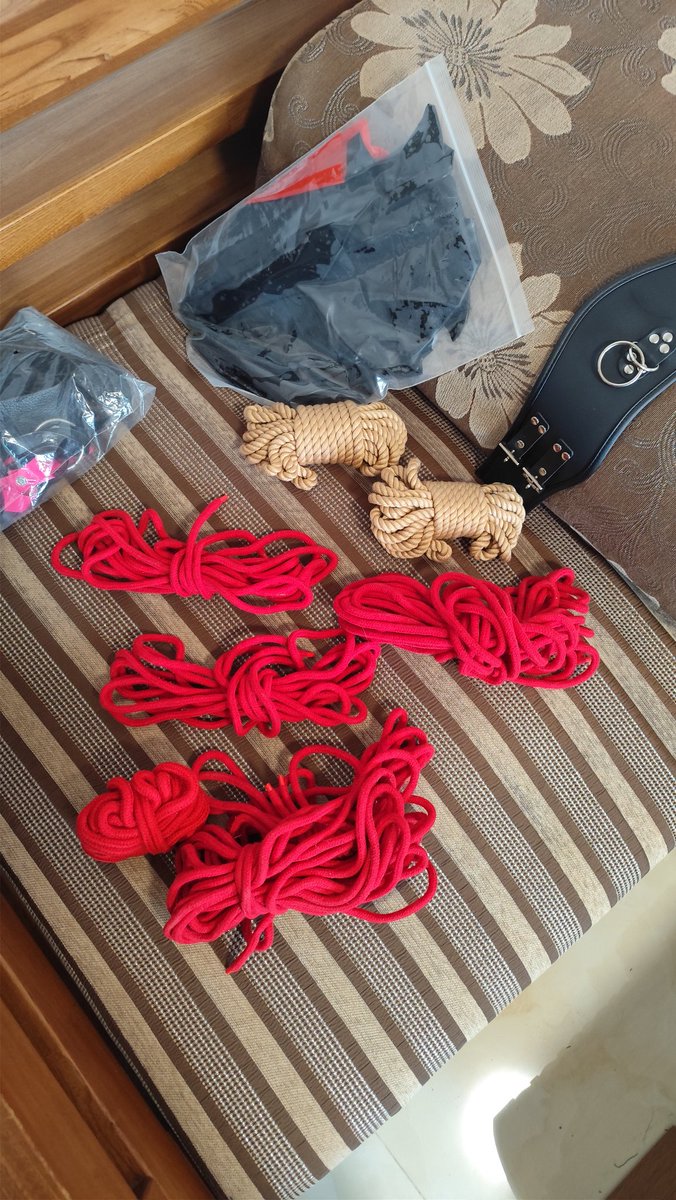 这是事后吊缚拍的！
前边捆驷马的时候，一直在被用震动按摩！已经不行了还要继续！最后筋疲力尽了，没有一点点力气挣扎了！然后被吊起来，放在这个过夜！呜呜X﹏X，哭死了！以后再也不放狠话了！
#latex #胶衣#捆绑