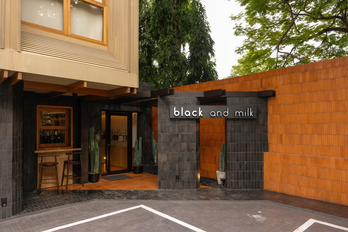 tongpaii's tweet photo. Black and milk 
คาเฟ่แนวห้องสมุด หลบมุมอ่านหนังสือ พร้อมจิบกาแฟ ฟีลๆสไตล์เกาหลี #ย่านฝั่งธน คาเฟ่สงบๆ ปล่อยอารมณ์สบายๆ มีที่นั่งให้จิบเครื่องดื่มชิวๆ คาเฟ่และโรงคั่วจากชลบุรี ที่มาเปิดบ้านหลังใหม่ในเมืองกรุง ย่านฝั่งธน ปากซอยจรัญ 73
เวลาเปิดปิด: 07:00-19:00
มีที่จอดรถหน้าร้าน https://t.co/ahOxq4083u