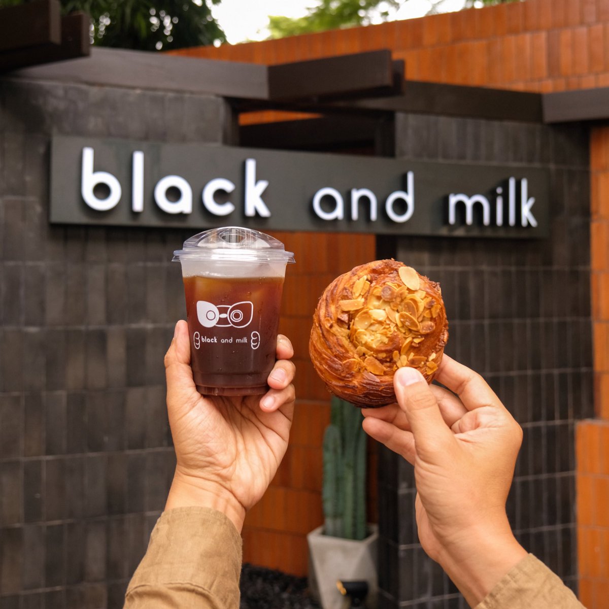tongpaii's tweet photo. Black and milk 
คาเฟ่แนวห้องสมุด หลบมุมอ่านหนังสือ พร้อมจิบกาแฟ ฟีลๆสไตล์เกาหลี #ย่านฝั่งธน คาเฟ่สงบๆ ปล่อยอารมณ์สบายๆ มีที่นั่งให้จิบเครื่องดื่มชิวๆ คาเฟ่และโรงคั่วจากชลบุรี ที่มาเปิดบ้านหลังใหม่ในเมืองกรุง ย่านฝั่งธน ปากซอยจรัญ 73
เวลาเปิดปิด: 07:00-19:00
มีที่จอดรถหน้าร้าน https://t.co/ahOxq4083u