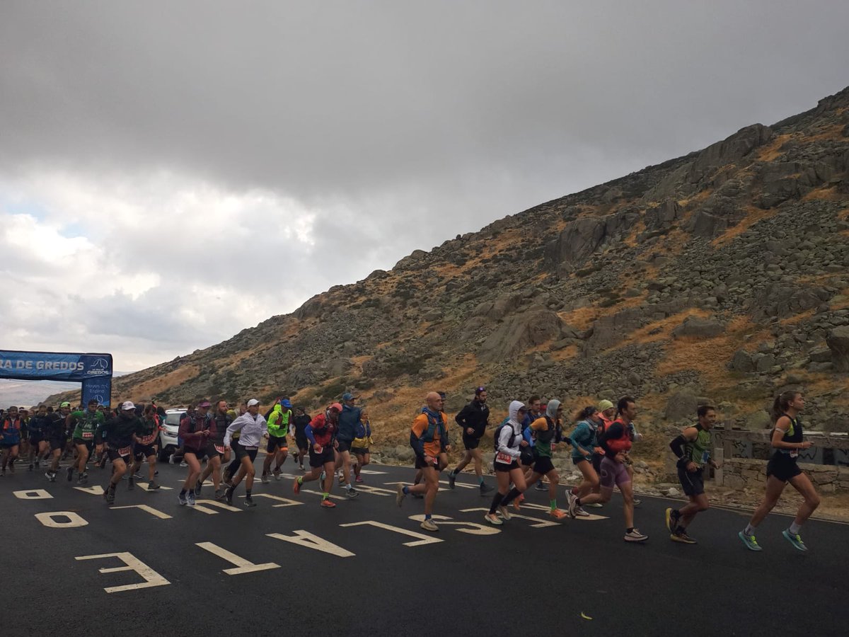 Ambiente en la salida de las diferentes carreras desde la Plataforma de Gredos, pese al tiempo desapacible. ¡Sarna con gusto no pica!