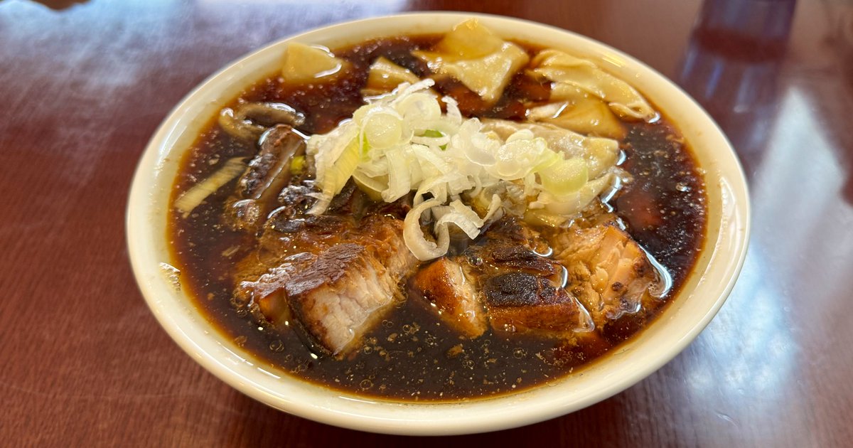 ramen10004's tweet photo. 分倍河原／手打ち 陰日向

分倍河原店限定ワンタンチャーシューメン
生姜丼+スキヤキモドキ

今年5月オープンした新店へ初訪
皆さん行かれてて気になってた店のひとつ

生姜のきいた力強いスープに平打ちの手打ち麺がに絡む唯一無二の一杯

最後はスキヤキ風に味変して完食

噂通りのおいしさでした！ https://t.co/V9b80vEVt9