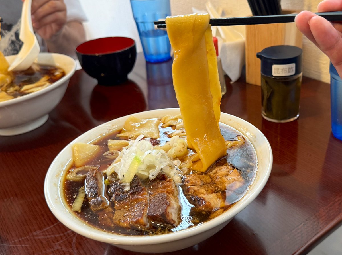 ramen10004's tweet photo. 分倍河原／手打ち 陰日向

分倍河原店限定ワンタンチャーシューメン
生姜丼+スキヤキモドキ

今年5月オープンした新店へ初訪
皆さん行かれてて気になってた店のひとつ

生姜のきいた力強いスープに平打ちの手打ち麺がに絡む唯一無二の一杯

最後はスキヤキ風に味変して完食

噂通りのおいしさでした！ https://t.co/V9b80vEVt9