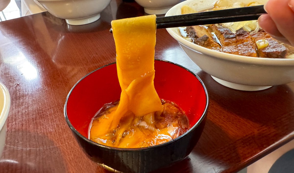 ramen10004's tweet photo. 分倍河原／手打ち 陰日向

分倍河原店限定ワンタンチャーシューメン
生姜丼+スキヤキモドキ

今年5月オープンした新店へ初訪
皆さん行かれてて気になってた店のひとつ

生姜のきいた力強いスープに平打ちの手打ち麺がに絡む唯一無二の一杯

最後はスキヤキ風に味変して完食

噂通りのおいしさでした！ https://t.co/V9b80vEVt9