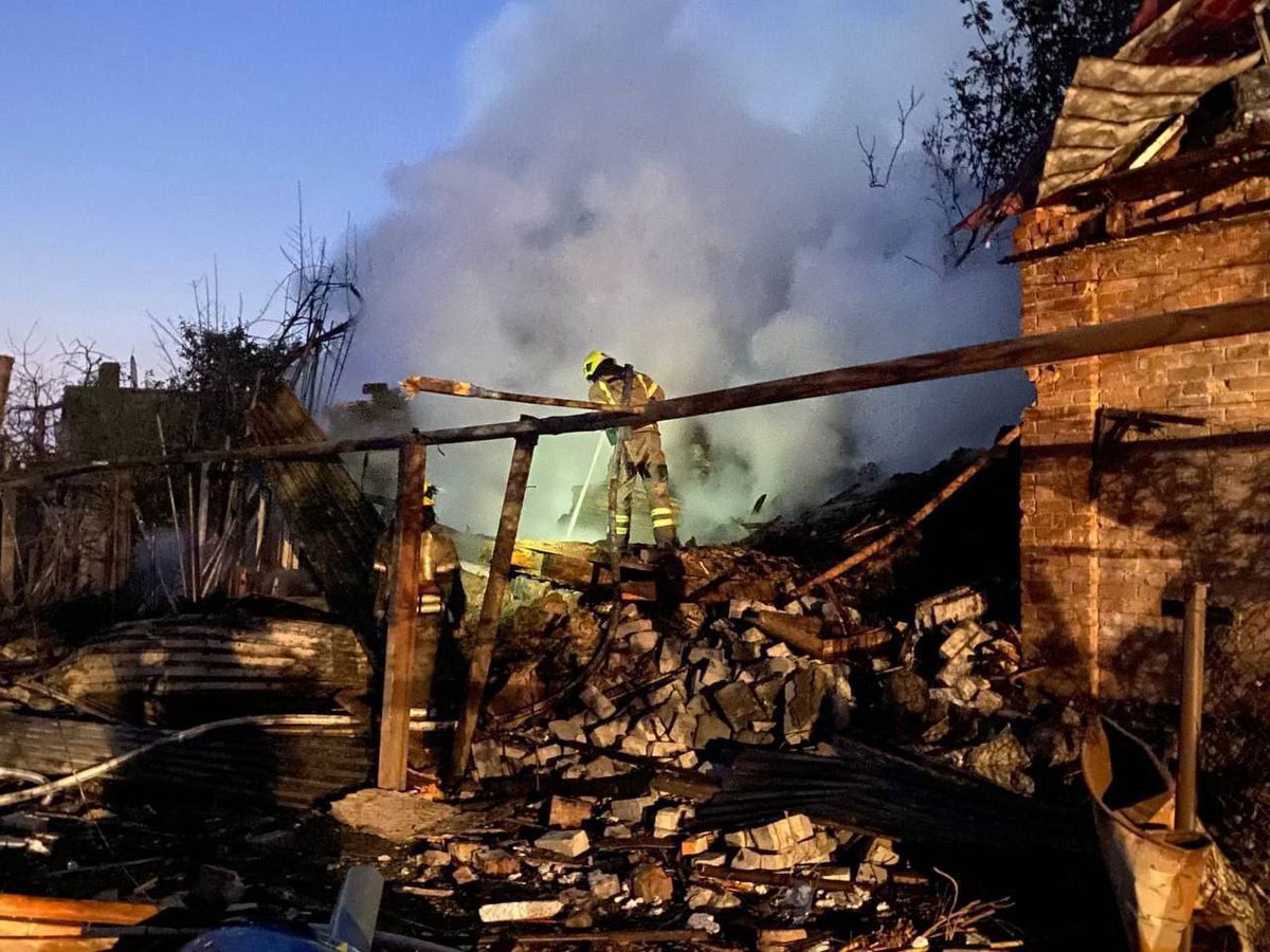RumataEstorskey's tweet photo. В ответ на уничтожение складов с боеприпасами и "мальчиков в трусиках", "освободители" хуйла уничтожают жилые дома и гражданское население в Украине.
Минувшей ночью российские войска нанесли удар по Кривому Рогу. 3 человека погибли — 12-летний мальчик, женщины 77 и 79 лет. https://t.co/H6nqEPlBGw