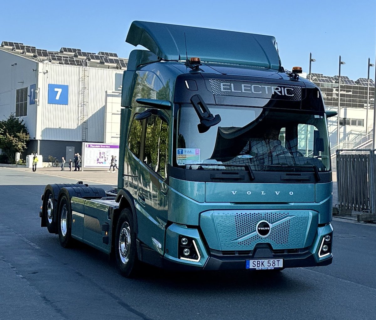 HelmPeter's tweet image. Ich hoffe mal die LkW-Hersteller verkacken es nicht so wie die PKW Kollegen. 
#Elektro #Electric #eLKW #Semi