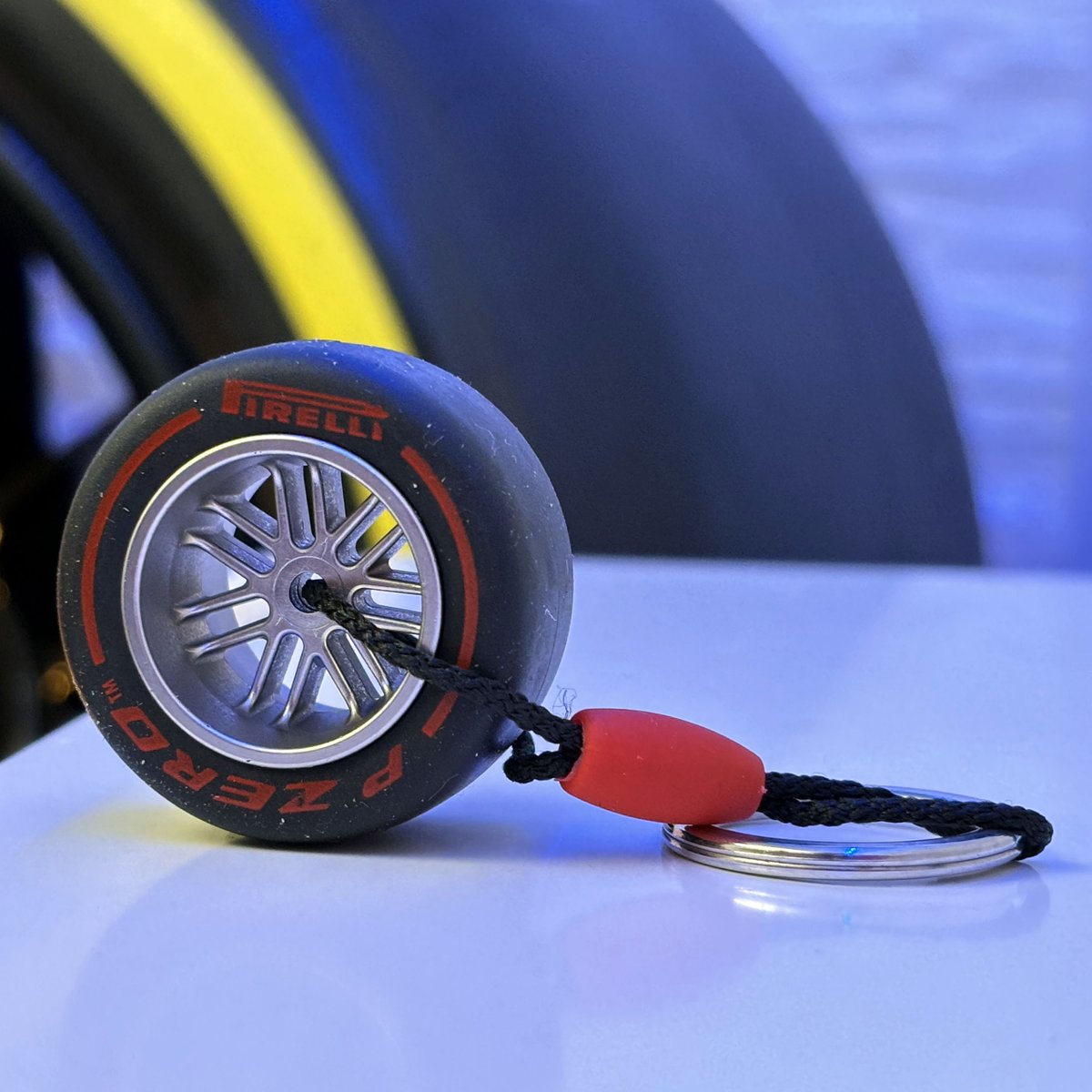 🎁 REGALAMOS una camiseta de Pirelli + llavero. ¿Lo quieres?      

1) Síguenos en Twitter e Instagram   
2) Haz RT a este tweet     

 ¡Elegiremos al ganador cuando acabe el #SingaporeGP  📷!      

*Sólo para España