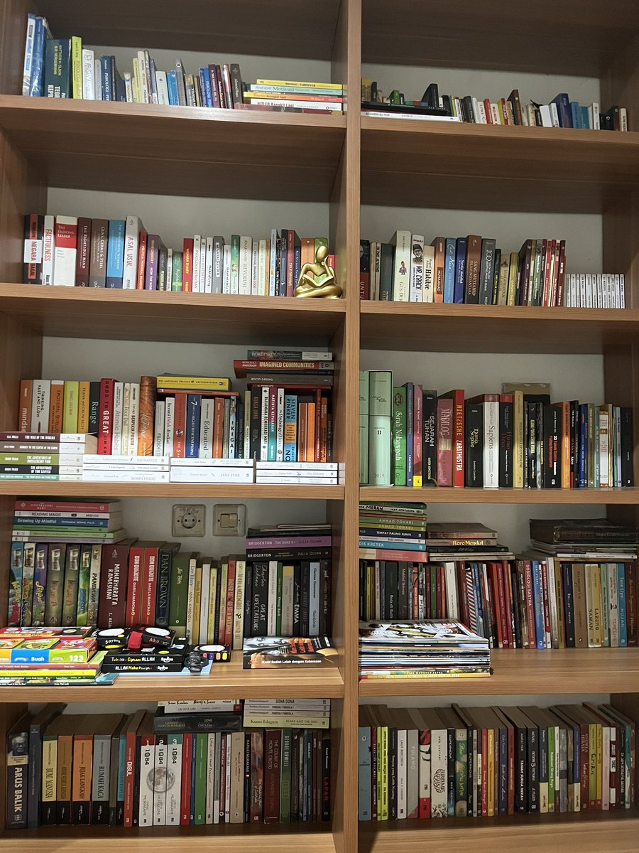 membacailham's tweet photo. Mulai beli buku dari kuliah semester 1 (10 tahun lalu). Dari yg awalnya beli bajakan di basement blok m square karena gapunya duit, dapet banyak buku gratis dari penerbit karena bikin @maripadabaca dan sampe sekarang yang kalo pengen buku apa alhamdulillah bisa  kebeli✨ https://t.co/6yca4mYgvW