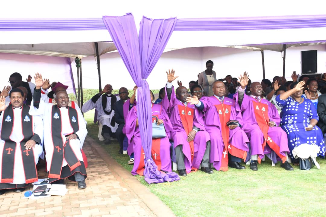 DailyMonitor's tweet photo. Hundreds of Christians have gathered at St Peter's Cathedral, Rugarama for the fundraising ceremony of about Shs3.1 billion required to construct a diocesan business center. The state minister for trade, industry and cooperatives, Mr @dbahati is representing President @KagutaMuseveni as the chief guest with archbishop of the Anglican Church of Rwanda, Laurent Mbanda is the main preacher assisted by the Bishop of Diocese of Kigezi, Rev Gaddie Akanjuna and his Muhabura Diocese counterpart, Rev Godfrey Mbiste.
#MonitorUpdates
📸Robert Muhereza