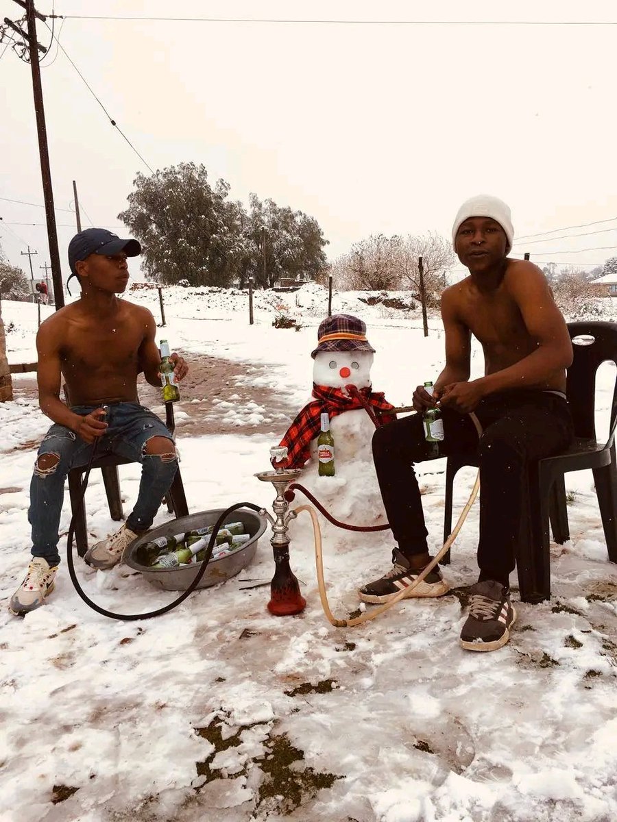 SimthoBiyela's tweet photo. It can only be South Africans 🤣🤣 #SNOW https://t.co/0M0QZFvhqC