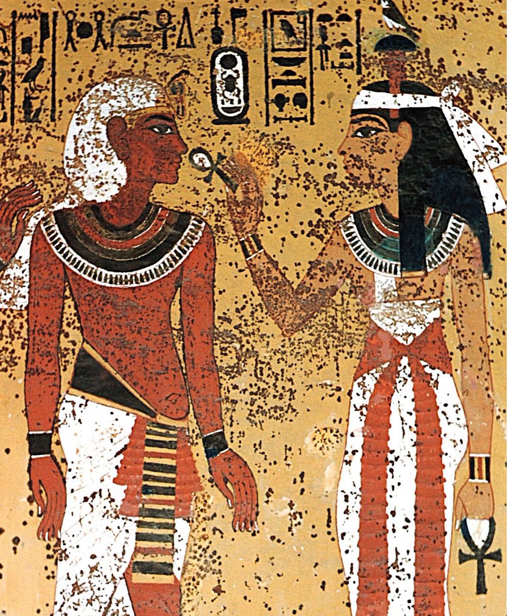 Assiko22's tweet photo. La déesse Hathor donne l'Ankh (croix de vie) à Toutânkhamon qui est accueilli dans l’autre monde. 

Elle porte un bandeau blanc en signe de deuil sur lequel est perché un faucon. 

Cette scène se trouve dans la Vallée des rois, dans le tombeau du pharaon
KV62. (Ancienne Thèbes). https://t.co/ReeE7hJDIT