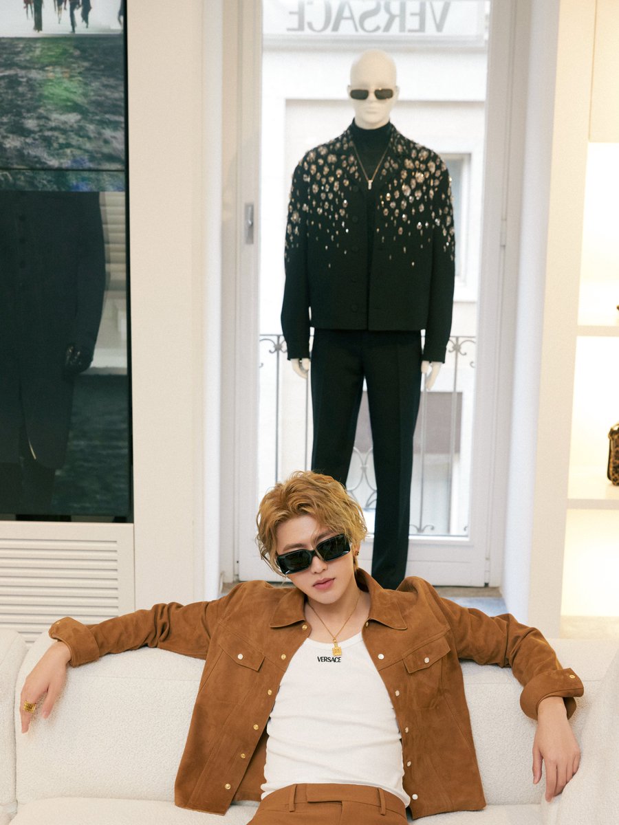 kun_officialx's tweet image. fit check. 2/2

#MilanFashionWeek #KUN #KUNxVersaceSS25 #VersaceSS25 #MFW @Versace