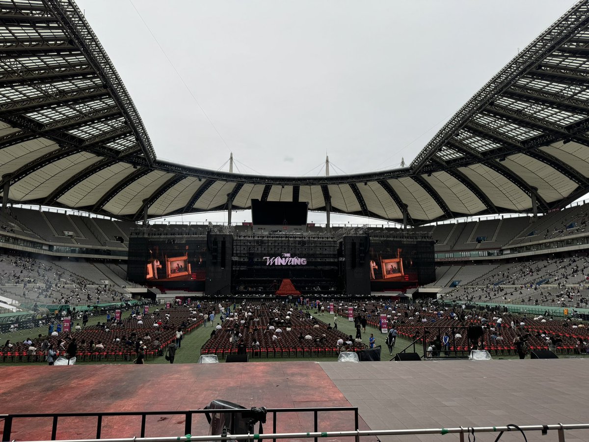 wordsbyIU's tweet photo. Happening today: IU [HEREH] World Tour Encore Concert 📍Seoul World Cup Stadium | @_IUofficial | #HEREH_WORLD_TOUR 

(Day 1) Thread; https://t.co/jWV9qurYfX