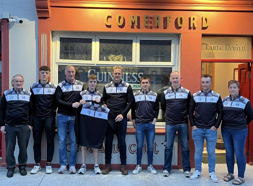 We sincerely thank Seoirse Comerford of Comerfords Bar, Doonbeg for generously sponsoring a new set of half zips for our Junior team. Thank you for your continued support.👏🏻🖤🤍