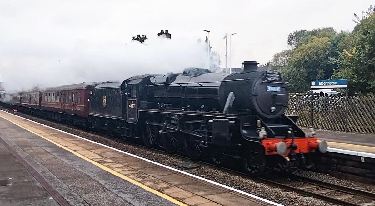 Harrod15S's tweet image. 44871 with 57314 Conwy Castle on rear gunner duty through Moorthorpe this morning working Liverpool Lime St. to Scarborough
#Steamtrains #trains #class57 #Moorthorpe