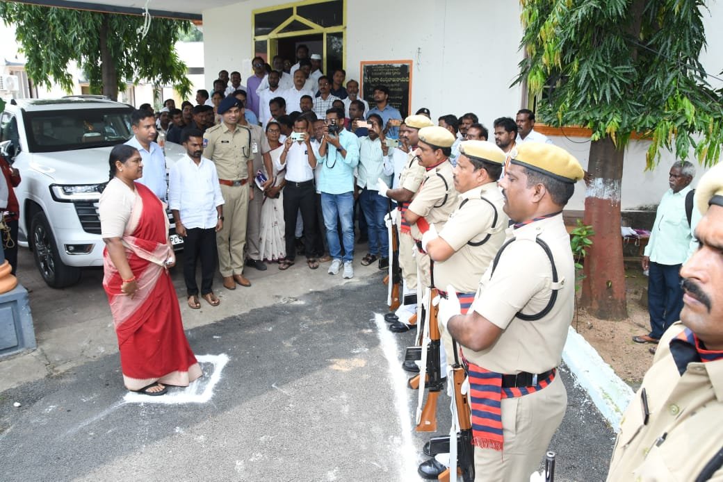 Collector_ADB's tweet photo. శనివారం నూతనంగా నిర్మించిన B.Ed కాలేజ్ నీ ప్రారంభించిన మంత్రి సీతక్క పాల్గొన్న జిల్లా కలెక్టర్ రాజర్షి షా,జిల్లా ఎస్పీ గౌస్ ఆలం,ఐటిడిఎ పిఓ ఖుష్బూ గుప్తా.
@TelanganaCMO 
@TelanganaCS 
@seethakkaMLA 
@IASassociation 
@IPRTelangana 
@IasTelangana 
@DCsofIndia 
@DDNewslive
@TSEduDept https://t.co/ubZptK3RRC