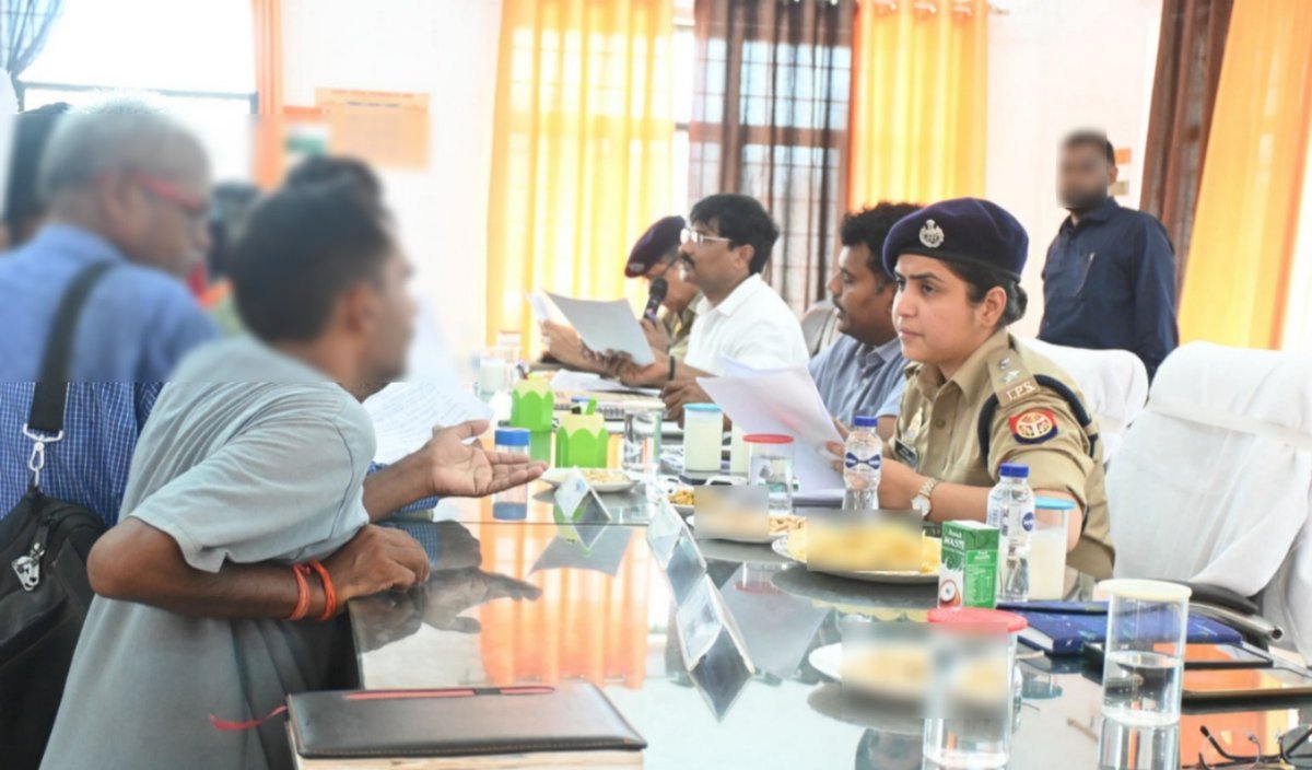 siddharthnagpol's tweet photo. सम्पूर्ण समाधान दिवस के अवसर पर तहसील डुमरियागंज सभागार कक्ष में #dmsid1 व #SP_SDR @prachiIPS द्वारा जनसुनवाई कर, संबंधित को समस्याओं के त्वरित एवं गुणवत्तापूर्ण निस्तारण हेतु आवश्यक दिशा-निर्देश दिए गए |
#UPPolice
#Siddharthnagpol https://t.co/InASHAtEok