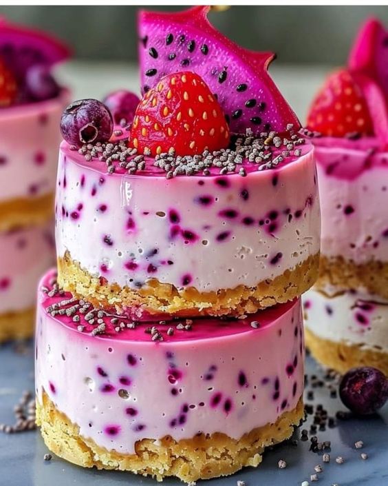 Pitahaya (dragon fruit) cheesecakes... 🍓🍓🍓