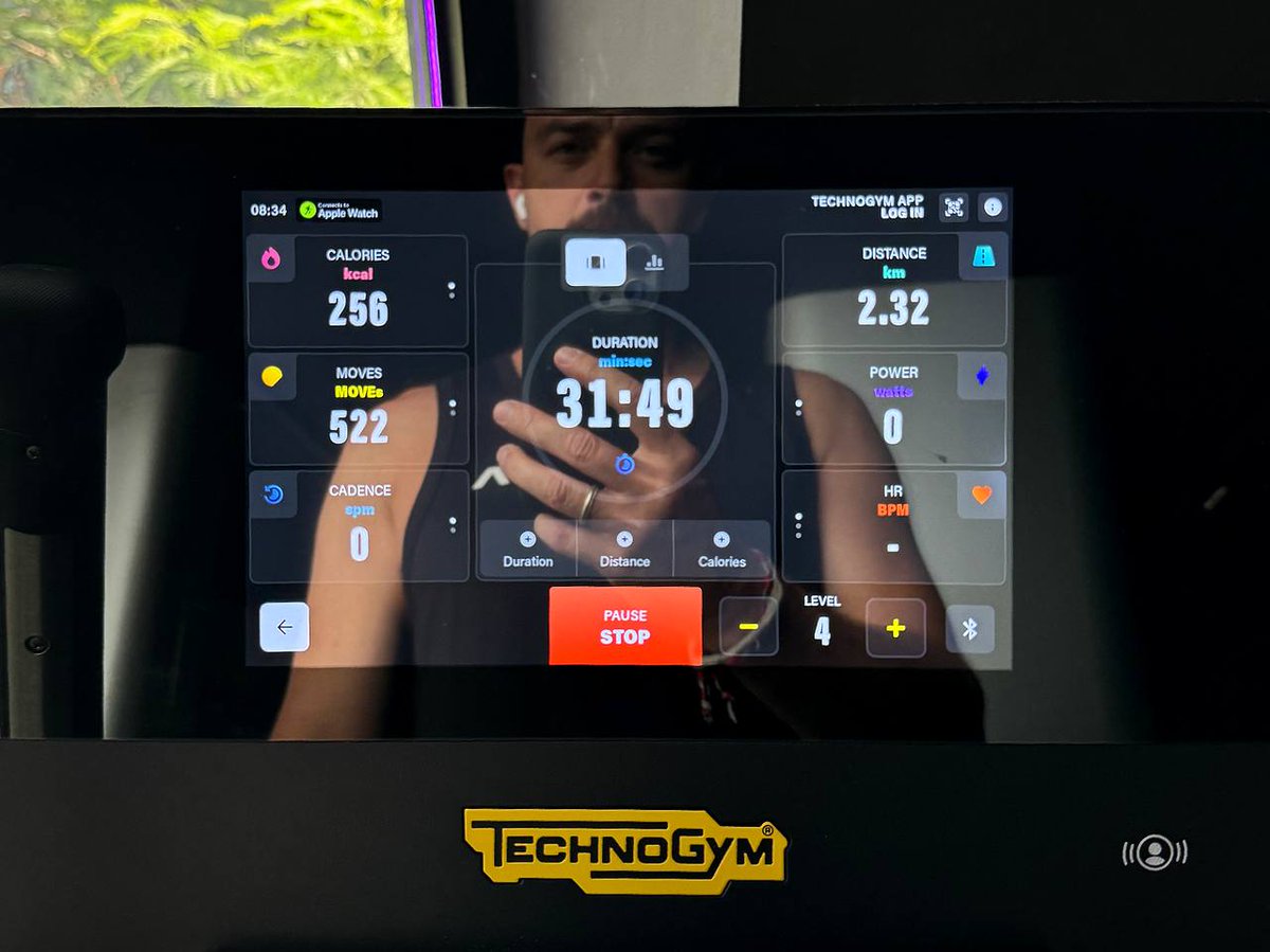 Утром было капец как лень идти на тренировку 🫠

Мозг придумывал миллион оправданий, но итоге сработала  ОДНА ПРОСТАЯ ФРАЗА, после которой я  сразу помчал в зал:

“Буду ли я собой гордиться, если просто сделаю это?”

Мир становится очень простым, если не давать уму все усложнять