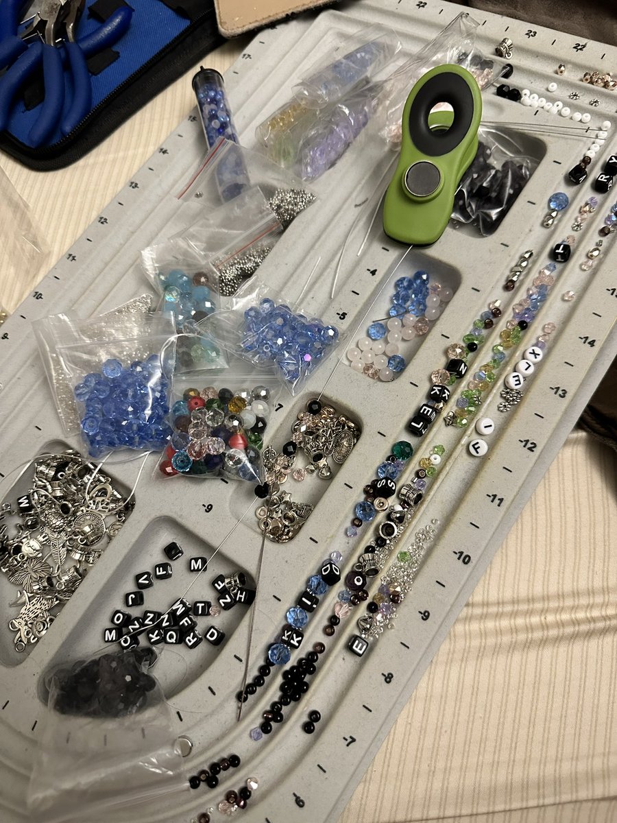 stuporousblob's tweet photo. Quite fun to bead again. https://t.co/cVTEjnyzUY