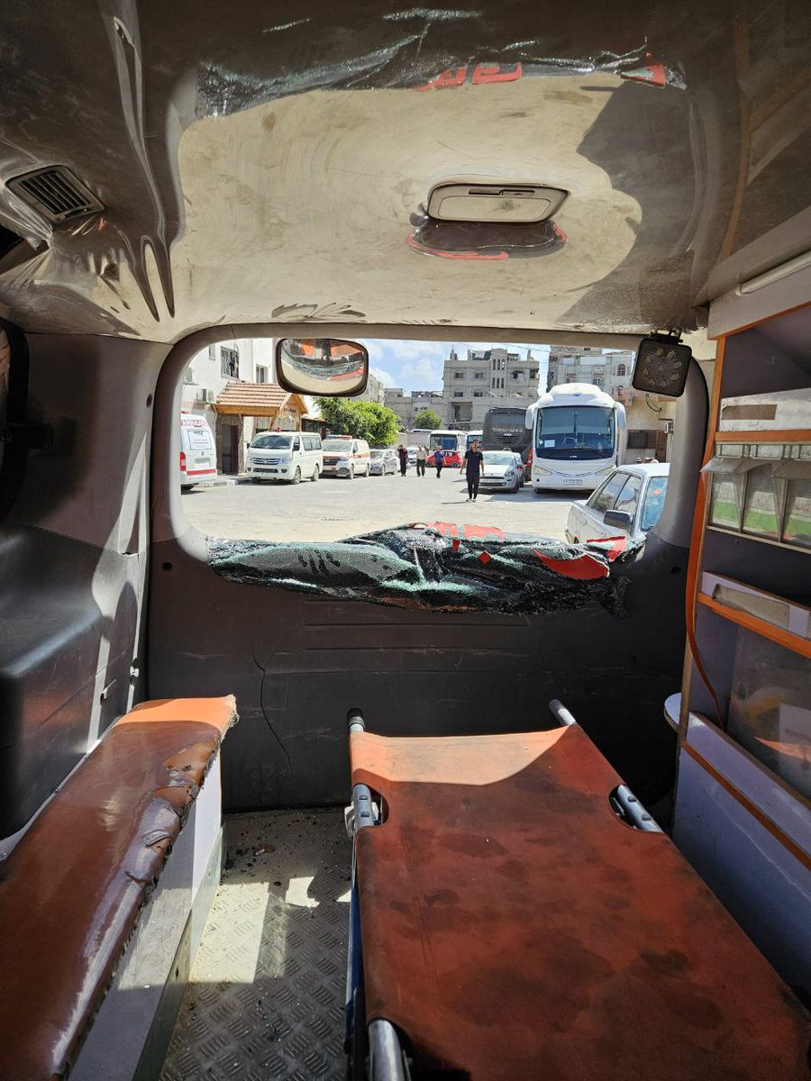 تضرر سيارة إسعاف تتبع لوزارة الصحة باستهداف بالقرب منهم في منطقة ميراج شمال مدينة رفح..

#فلسطين #غزة_ابادة_جماعية