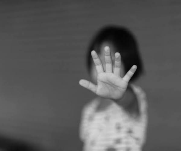 Bolu'da imam nikahıyla evlendirilen 11 yaşındaki kız çocuğunun sekiz aylık hamile olduğu ortaya çıktı. 
Samsun'da otomobil çarptı diye koma halinde hastaneye getirilen 14 yaşındaki kız çocuğunun, imam nikahlı eşi tarafından odunla dövüldüğü, sonra da kaza süsü vermek için