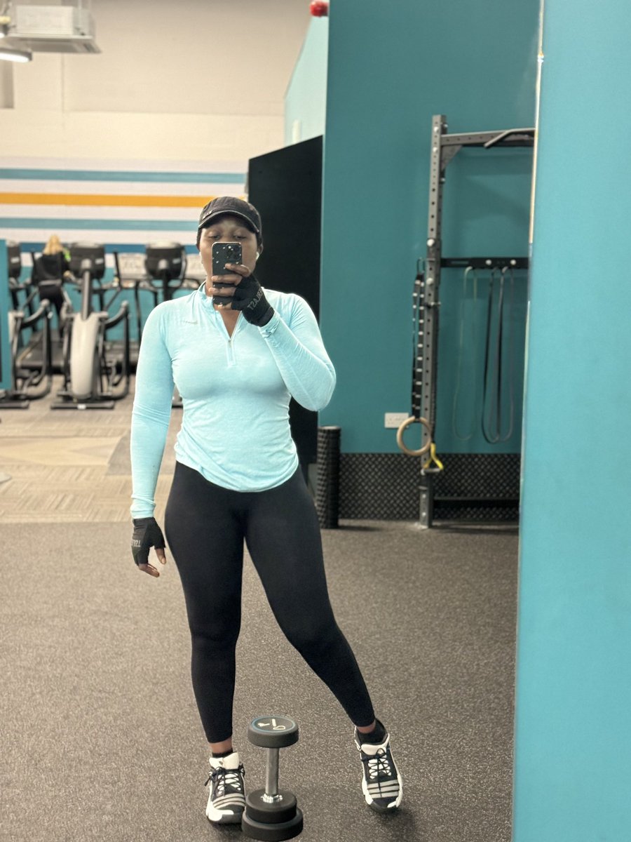 The woman’s body is incredible, u can still snatch the waist back when u focus on healing.
11 months #postpartum 
#NoExcuses 
Hit the gym