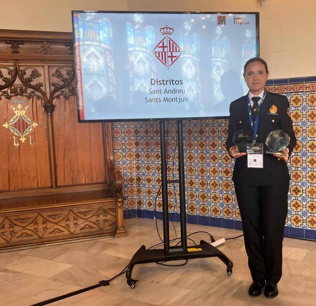 GUBBarcelona's tweet photo. 🏆 Els districtes de @BCN_Sants i @BCN_SantAndreu han rebut el premi "Visión Zero Municipal" per no haver registrat cap sinistre de trànsit mortal durant el 2023.

👮‍♀️ La intendenta Noelia López va recollir ahir la distinció en una cerimònia a València.

https://t.co/FXEbMWO9Ne https://t.co/3idl72dlw0
