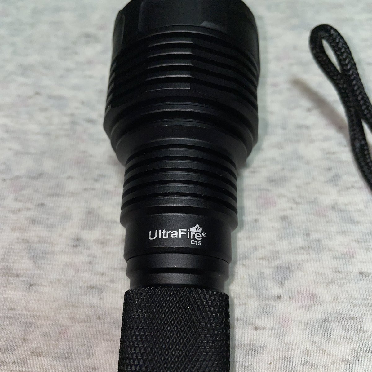 MysticSiva's tweet image. #UltraFire 
UltraFireのCシリーズと言うとC8が有名ですが、このC15はなんとなく既視感もありますが10年以上前のC8とは明らかに違いますね。何より素材が良さそうです塗装は陽極酸化でしょうか？LEDの記載がなかったのですがSST20のような気がします。続く…