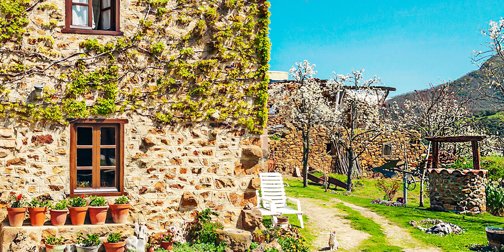 SpainInIsrael's tweet image. Its small and picturesque historic quarter is characterised by its typical houses 🏘️. In addition, if you visit Mogrovejo, you will be in the heart of Picos de Europa, a unique opportunity to go hiking and enjoy nature! 🗻

👉 bit.ly/45Hx3yf

#VisitSpain #SpainNature