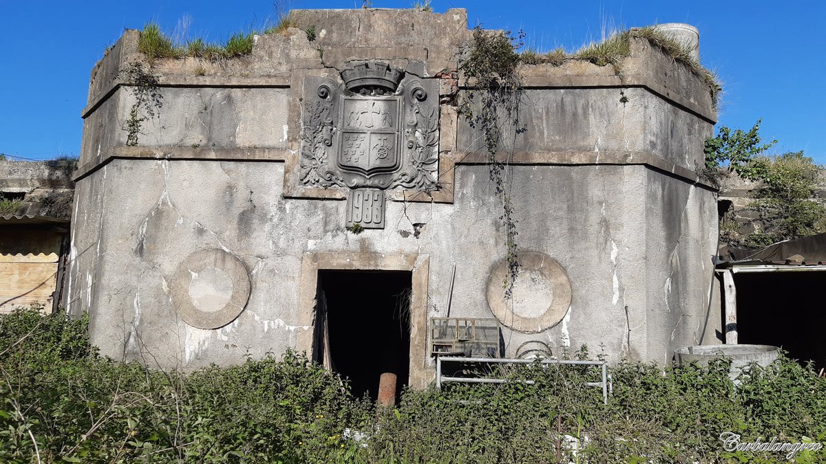 LaFelgueraWeb's tweet photo. ▶️Depósito de aguas abandonado y en ruina en La Felguera, construido en 1933. En la fachada, el escudo de Langreo con corona mural o republicana, y los laureles concedidos tras la guerra de Independencia contra Francia. Un lugar y un entorno a recuperar... https://t.co/YKPMY1idNG