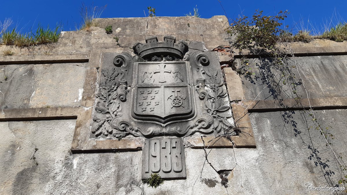 LaFelgueraWeb's tweet photo. ▶️Depósito de aguas abandonado y en ruina en La Felguera, construido en 1933. En la fachada, el escudo de Langreo con corona mural o republicana, y los laureles concedidos tras la guerra de Independencia contra Francia. Un lugar y un entorno a recuperar... https://t.co/YKPMY1idNG