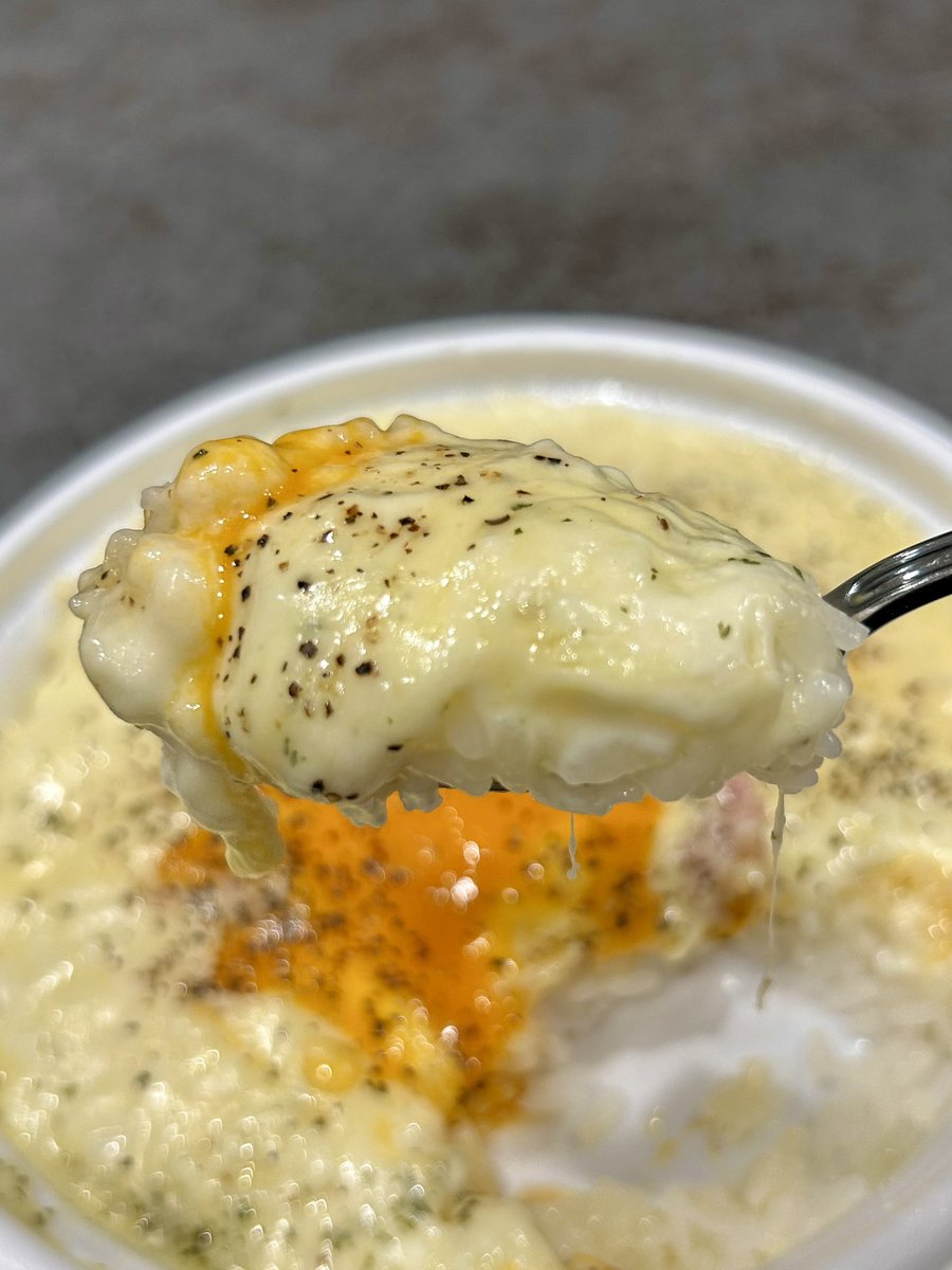 runnerDaibar's tweet photo. 今日の夕飯

チーズに溺れる
濃厚カルボナーラ風ライス
#ファミリーマート 

濃厚なチーズ🧀がたっぷり😋
ブラックペッパーを振りかけると
ピリッとして味がしまってめちゃウマ💕
レンチンで卵黄が崩れちゃうのが残念😢 https://t.co/ixBl01FPOZ