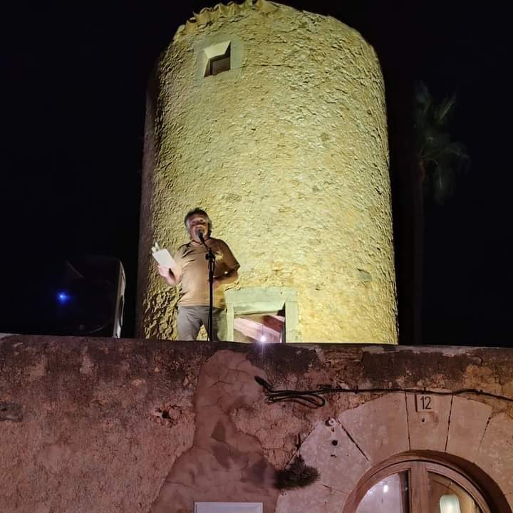 Eduard Sanahuja (@esanyll) on Twitter photo Recitant Catul a la festa <a href="/AdiAedicions/">AdiAedicions</a>, des del molí de <a href="/PauVadell/">Pau Vadell</a> a Calonge. Vertigen llatí. Recitant Catul a la festa <a href="/AdiAedicions/">AdiAedicions</a>, des del molí de <a href="/PauVadell/">Pau Vadell</a> a Calonge. Vertigen llatí.