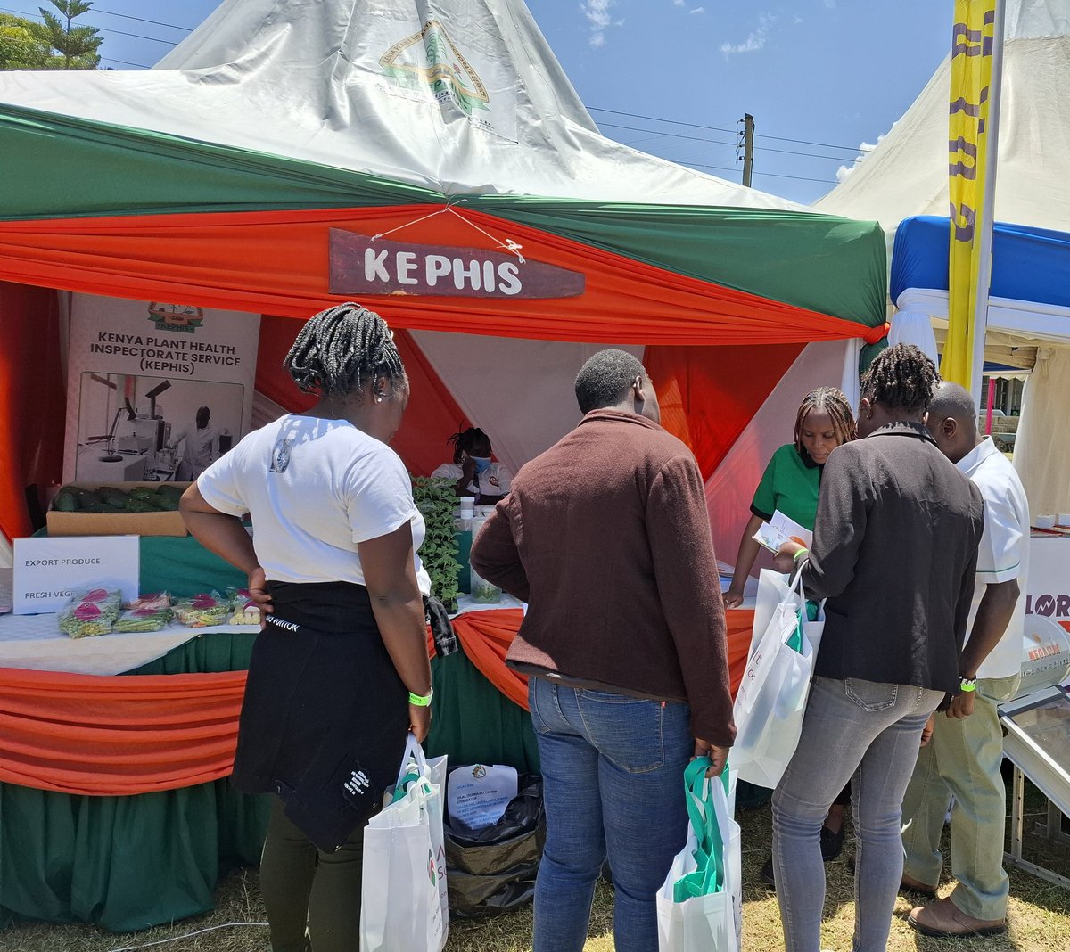 KephisKe's tweet image. Hello Naivasha msiachwe nyuma, it's the 2nd and last day of the Naivasha Horticultural Fair!

Come let's interact and share ideas at this very impactful event held at the Naivasha Sports Club. 

#Seedcertification 
#planthealth
#laboratoryservices