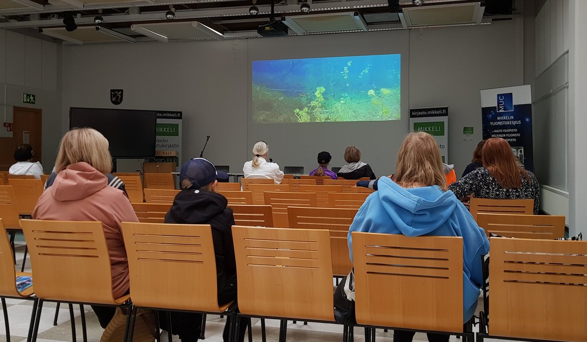 #MikkeliWaterWeek jatkuu tänään <a href="/MUCMIKKELI/">Mikkelin yliopistokeskus</a>'n koostamalla ohjelmalla #Mikkeli'n kirjastolla. Osana ohjelmaa nähdään Järven tarina -elokuva, jonka ohjaaja ja käsikirjoittaja Marko Röhr on myös mukana vastaamassa kysymyksiin vedenalaisen luonnon kuvaamisesta 💧