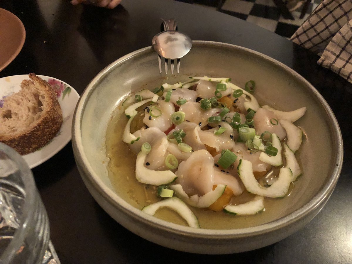 Ayer cena en Ganz Wine, cómo han mejorado la cocina, ahora da gusto, al nivel de la bodega. Riquísimo el plato de vieiras en tiradito con una cama de cherrys al horno, en grasa de chuleta y pepino, qué puto platazo.