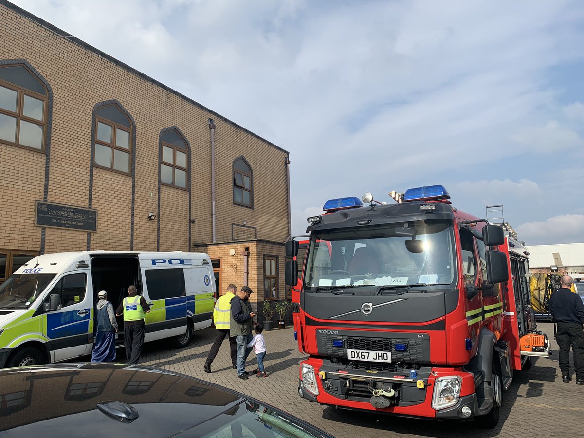 Green watch are with our police colleagues at an open day at Zia -E Madonna Mosque Darlaston, come say hello and have a seat on our fire engine 🚒