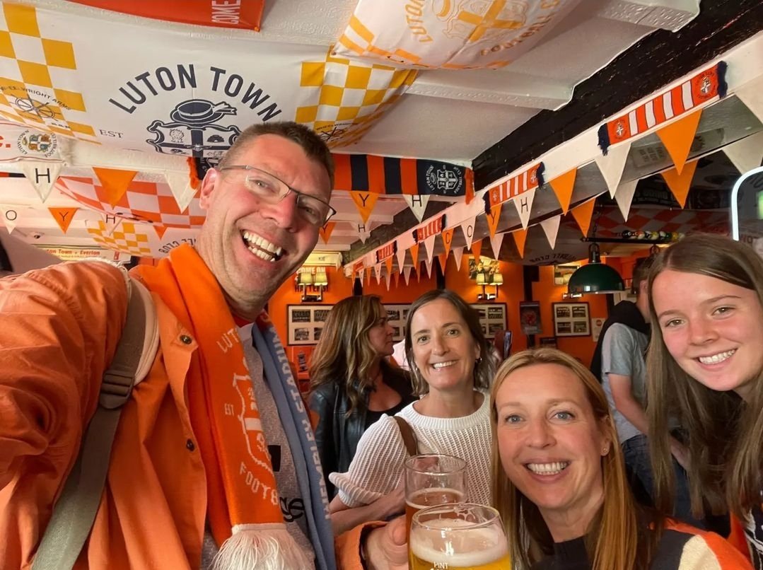 JaneLedsom's tweet photo. 1 year without my beautiful brother Mark. 💔 Feels tough coming to football today but a 3pm kick off on a Saturday must mean it's right! Right? 
Thank you for holding me tight this  year Luton. 🧡💙 you make me feel safe 🧡
3 points today please?? @LutonTown  🙏 #footballfamily https://t.co/S45xvS7w55